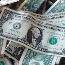 Dólar fecha agosto em baixa a R$ 5,18, mas acumula alta no mês