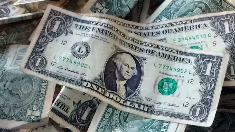 Dólar fecha agosto em baixa a R$ 5,18, mas acumula alta no mês