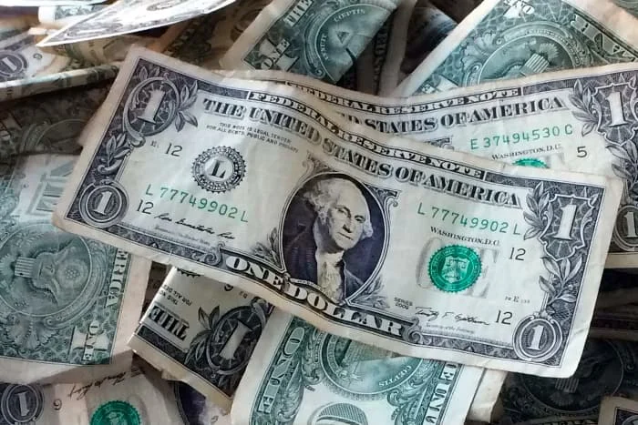 A variação na cotação do dólar é capaz de impactar profundamente o preço dos combustíveis, mesmo que o valor do petróleo no mercado internacional esteja estável. Foto: Mark Lennihan/Associated Press