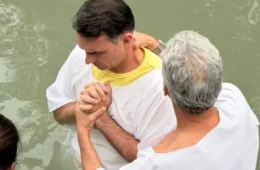 Por que a imagem de Jair Bolsonaro com evangélicos não cola em Flávio