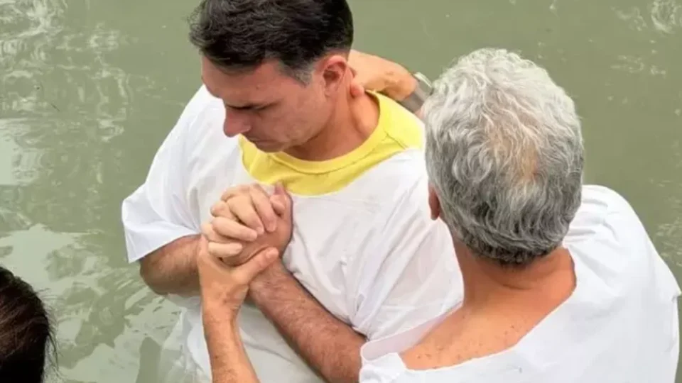 Por que a imagem de Jair Bolsonaro com evangélicos não cola em Flávio