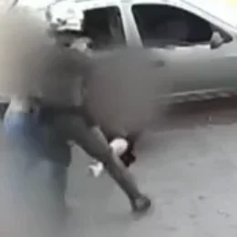 Mulher com bebê no colo é agredida por PM durante confusão em abordagem em Sorocaba