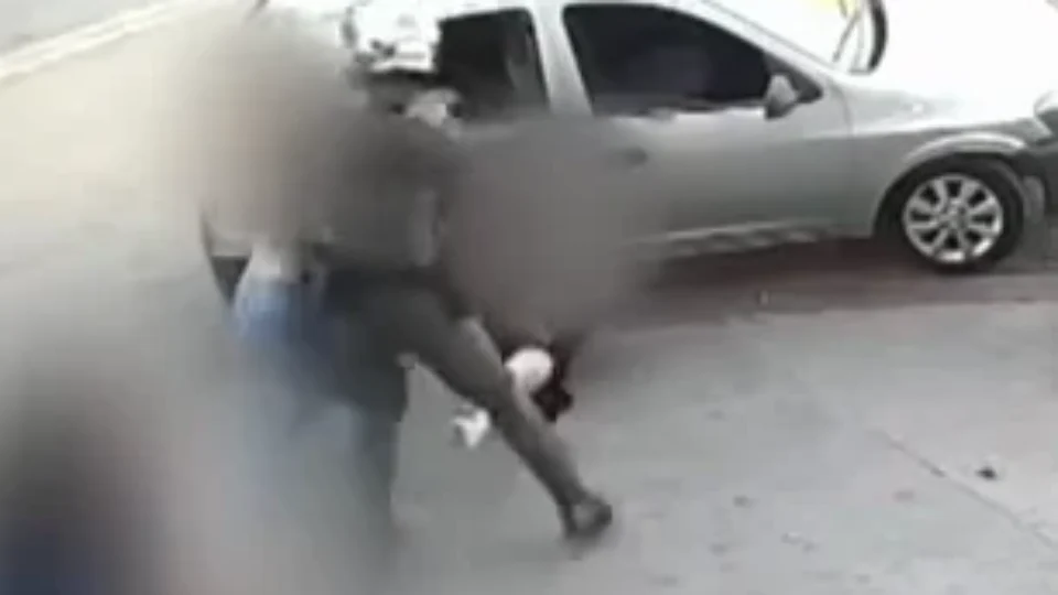 Mulher com bebê no colo é agredida por PM durante confusão em abordagem em Sorocaba