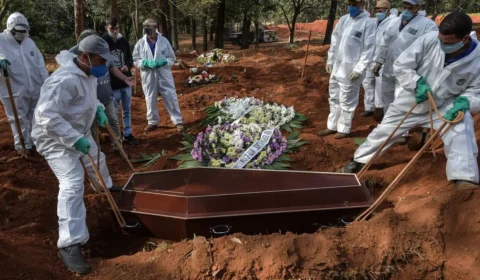 Especialista diz que Brasil teve 2 milhões de mortos pela Covid-19