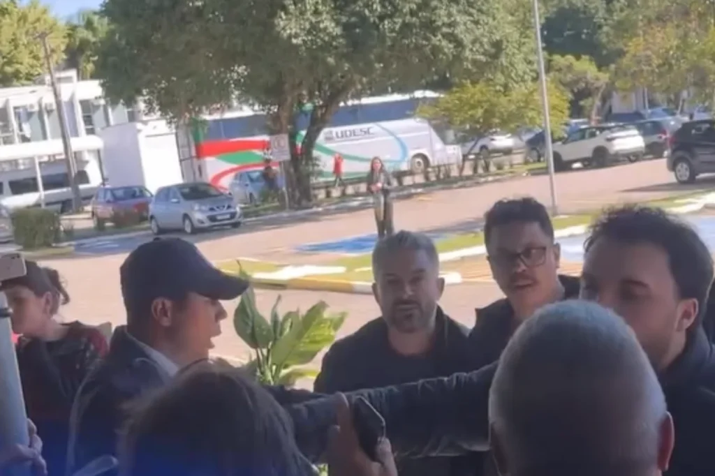 Extrema direita invade debate sobre cotas e causa confusão em universidade de SC