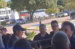 Debate sobre cotas acaba em confusão após invasão da extrema direita em universidade de SC