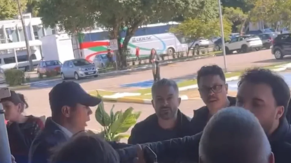 Extrema direita invade debate sobre cotas e causa confusão em universidade de SC