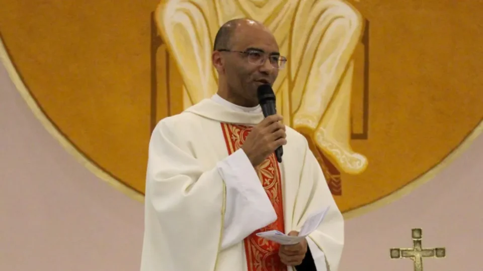 Quem é o padre brasileiro que desafia o Vaticano e se rebelou após excomunhão