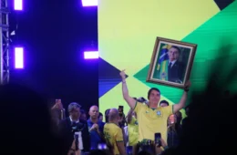 Flávio Bolsonaro mistura religião e política: ‘Isso aqui é projeto de Deus’