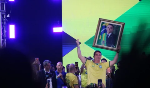 Flávio Bolsonaro mistura religião e política: ‘Isso aqui é projeto de Deus’