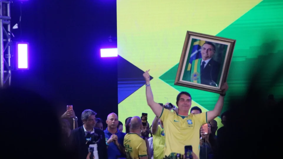 Flávio Bolsonaro mistura religião e política: ‘Isso aqui é projeto de Deus’