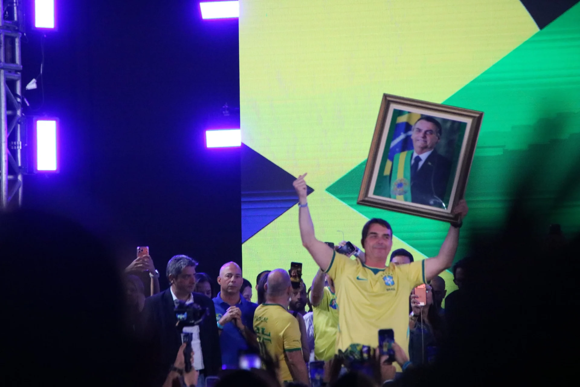 Com radicais, Flávio Bolsonaro faz acenos a mulheres para fugir de crise com Michelle