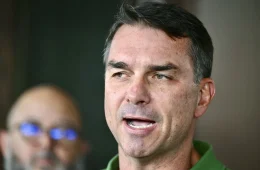 TSE não deve tirar Flávio da disputa mesmo após repetir ato que tornou o pai inelegível