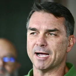 TSE não deve tirar Flávio da disputa mesmo após repetir ato que tornou o pai inelegível