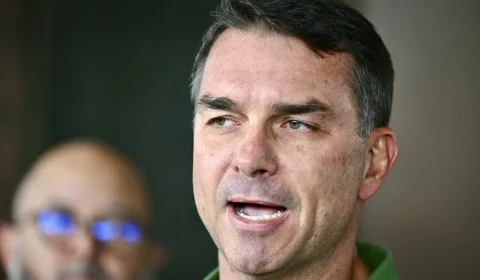 TSE não deve tirar Flávio da disputa mesmo após repetir ato que tornou o pai inelegível