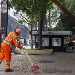 Garis de São Paulo paralisam coleta de lixo após morte de colega atropelado