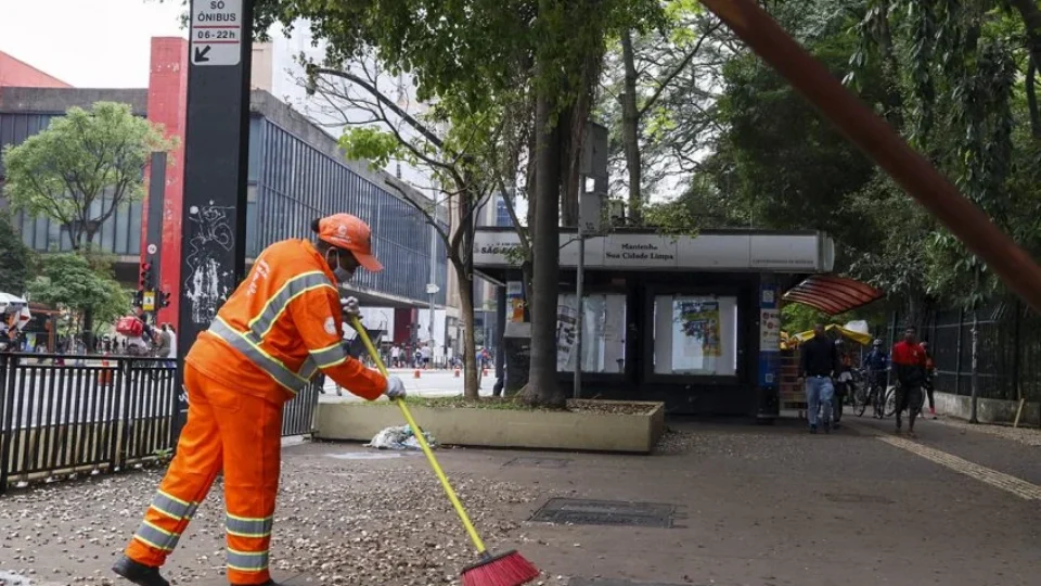 Garis de São Paulo paralisam coleta de lixo após morte de colega atropelado