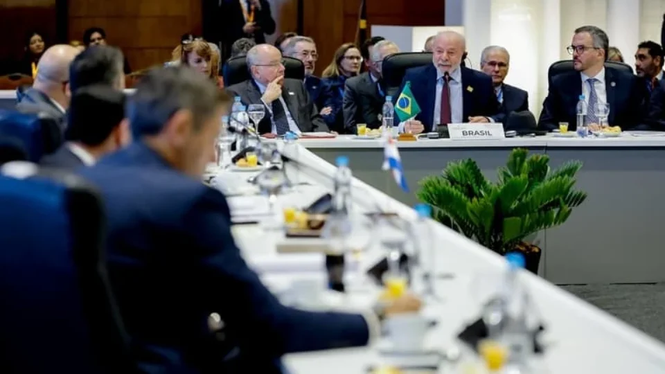 Em cúpula do Mercosul, Lula envia recado a Trump e a líderes da América Latina