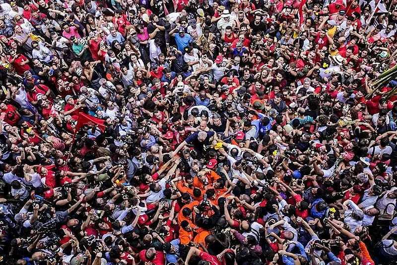 Antes de se apresentar à Polícia Federal, Lula discursou para milhares de apoiadores em frente ao Sindicato dos Metalúrgicos do ABC. Foto: Francisco Proner/Farpa Coletivo 
