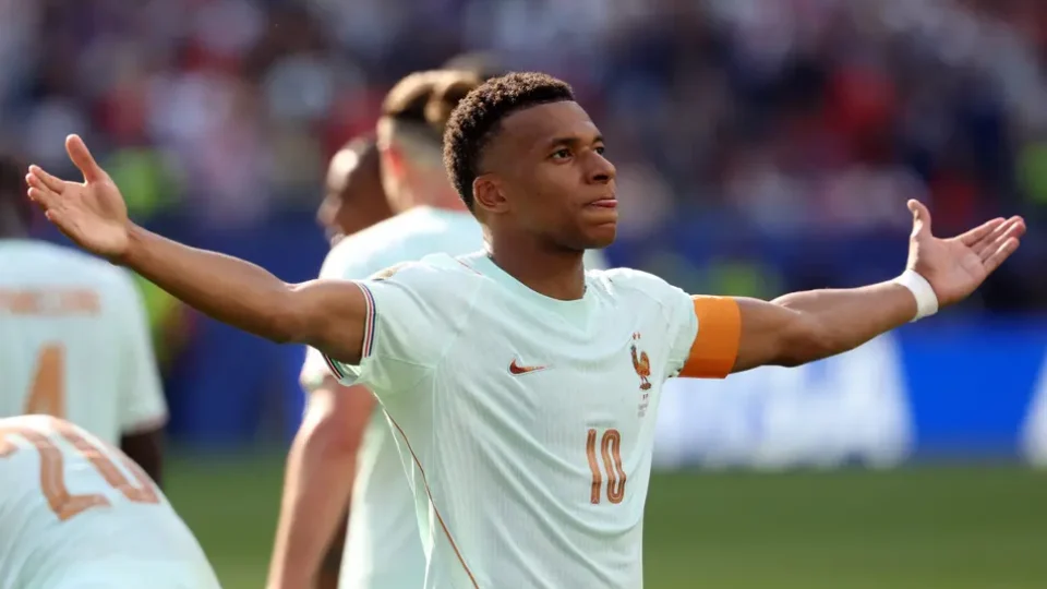 Os Impérios contra-atacam de chuteiras? Futebol e Racismo