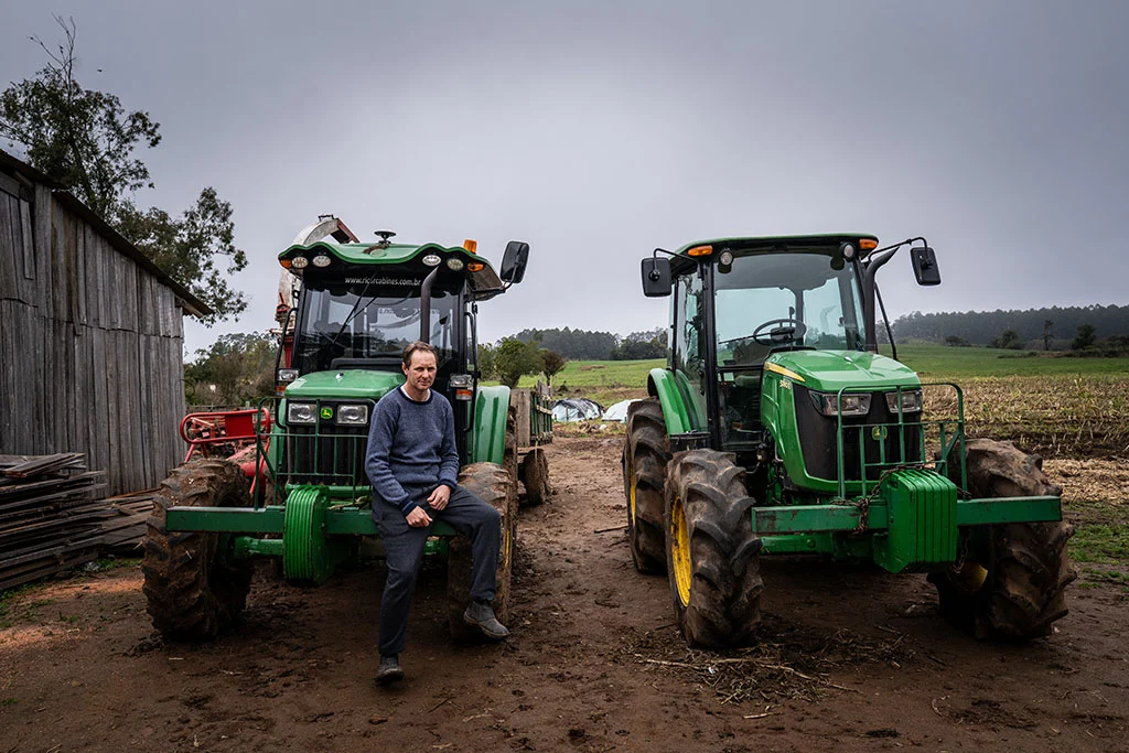 Agricultor em Dom Feliciano (RS), Rodrigo Wlazel sofreu intoxicação por Reglone em 2025 e afirma que reforçou as medidas de proteção para evitar novas exposições (Foto: Marcelo Curia/ Public Eye)