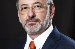 Brasil é vítima de sanção de Trump, mas não vai capitular, diz ministro da Indústria