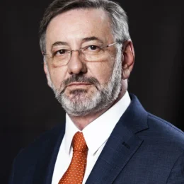 Brasil é vítima de sanção de Trump, mas não vai capitular, diz ministro da Indústria