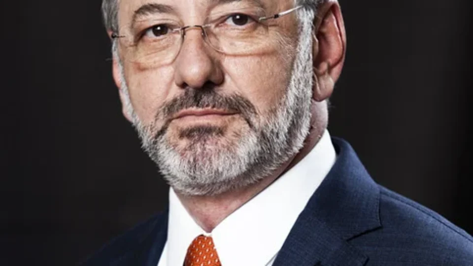 Brasil é vítima de sanção de Trump, mas não vai capitular, diz ministro da Indústria
