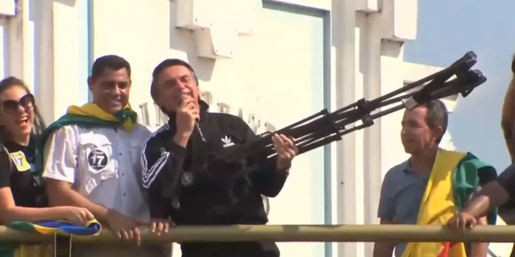 Em um discurso durante um comício realizado no Acre, em agosto de 2018, o então candidato à Presidência da República, Jair Bolsonaro, gritou: “Vamos fuzilar a petralhada aqui do Acre”. Foto: reprodução/YouTube