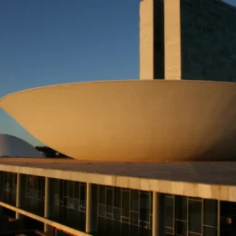 Congresso volta do recesso com pauta travada por embates eleitorais