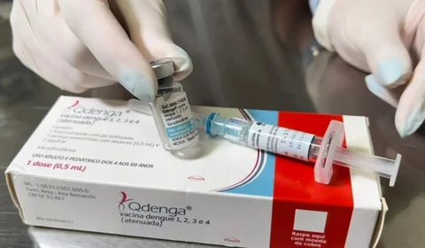 Estudo aponta maior incidência de reação alérgica à vacina Qdenga do que a observada nos ensaios