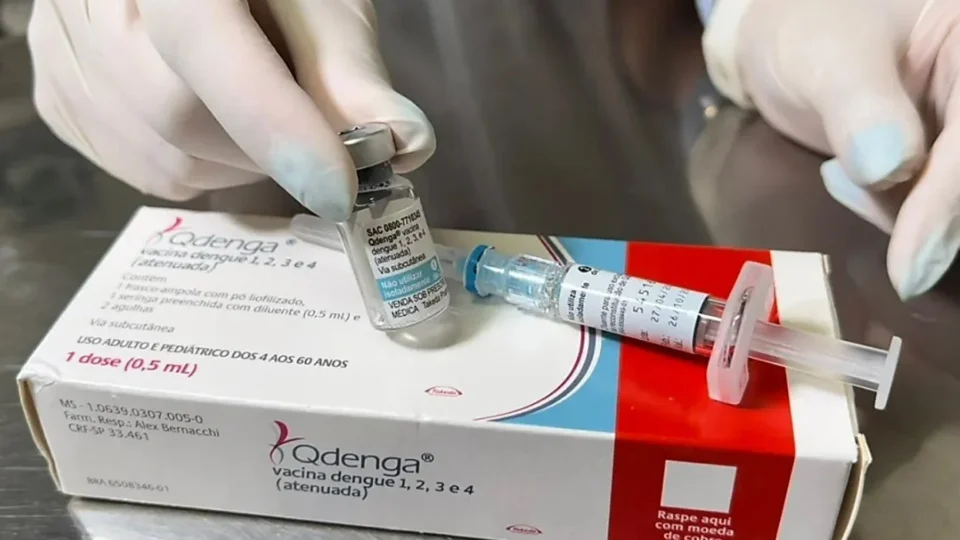 Estudo aponta maior incidência de reação alérgica à vacina Qdenga do que a observada nos ensaios