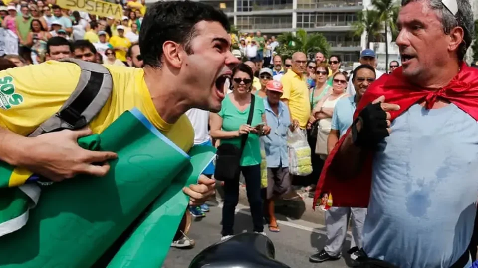 Como a extrema direita lucra com a radicalização política?
