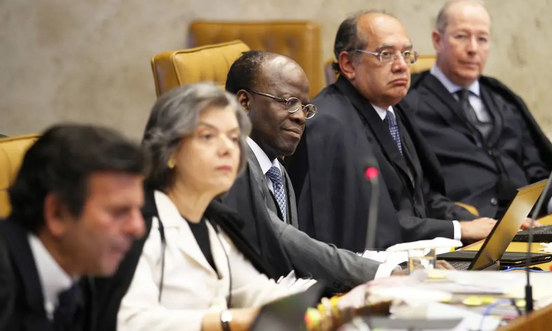 Ministros do STF durante julgamento do Mensalão. O caso expôs como a necessidade de formar maiorias parlamentares em um sistema multipartidário pode gerar disputas sobre os limites da governabilidade. Foto: O Globo / Ailton de Freitas / Arquivo O Globo