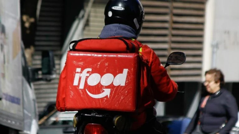 Cerca de 4 entregadores relataram violência por dia nos últimos 3 anos, aponta iFood