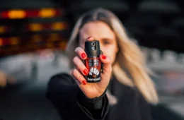 Mulheres podem comprar e usar spray de pimenta para defesa pessoal