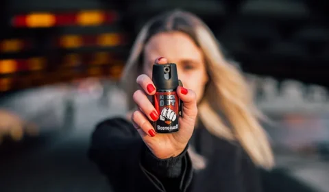 Mulheres podem comprar e usar spray de pimenta para defesa pessoal