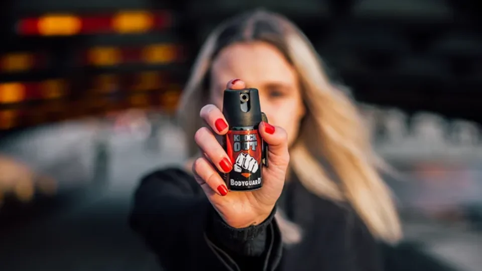 Mulheres podem comprar e usar spray de pimenta para defesa pessoal