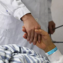 França aprova lei histórica sobre morte assistida
