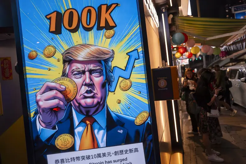 A imagem do presidente estadunidense Donald Trump segurando um bitcoin foi pintada na fachada da CoinHero, uma operadora de caixas eletrônicos de criptomoedas em Hong Kong. Foto: Justin Chin/Bloomberg