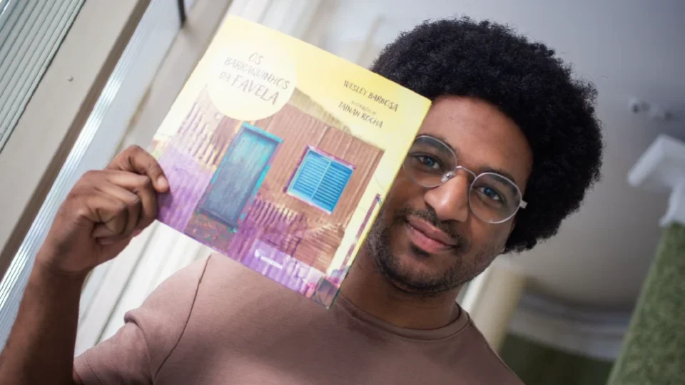 Wesley Barbosa lança livro infantil na FLIP e leva memórias da favela para novos leitores