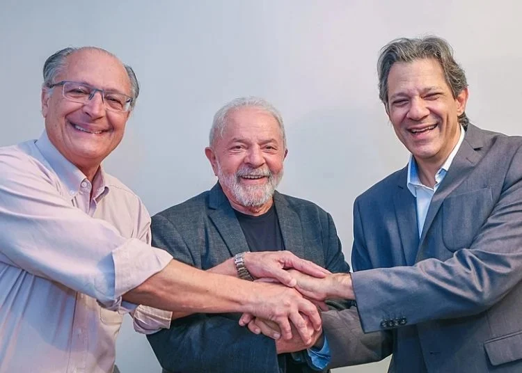 Vice-presidente Geraldo Alckmin; presidente Lula; e o ex-ministro da Fazenda e candidato ao governo de São Paulo, Fernando Haddad | Crédito: Ricardo Stuckert
