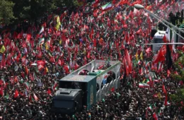 Milhões acompanham cortejo fúnebre do líder supremo do Irã, Ali Khamenei, em Teerã
