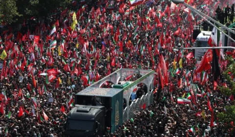 Milhões acompanham cortejo fúnebre de Ali Khamenei, líder supremo do Irã