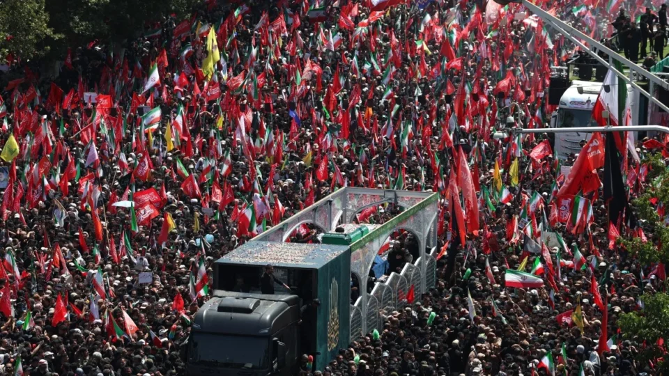 Milhões acompanham cortejo fúnebre do líder supremo do Irã, Ali Khamenei, em Teerã