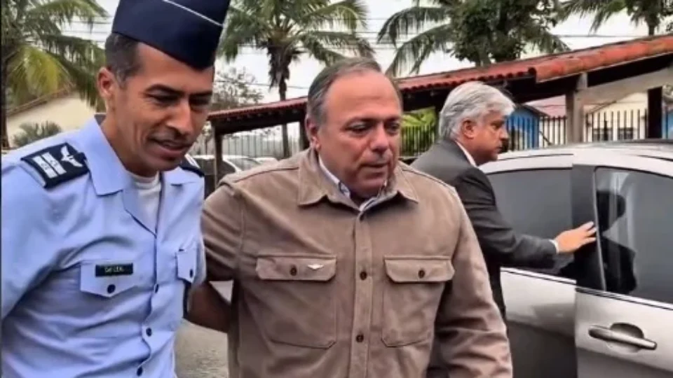 Cinco anos após escapar de punição, Pazuello intensifica visitas em unidades militares