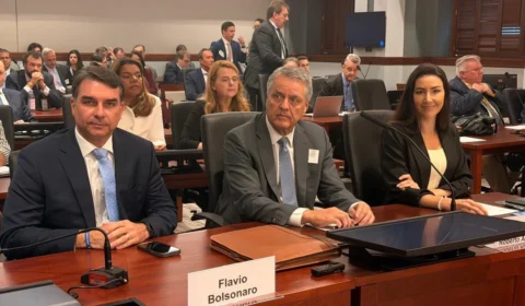 Equipe de Flávio Bolsonaro ‘esconde’ Eduardo em foto de audiência nos EUA
