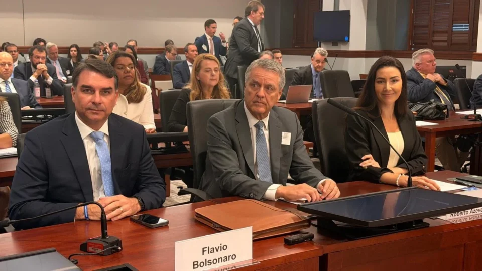 Equipe de Flávio Bolsonaro ‘esconde’ Eduardo em foto de audiência nos EUA