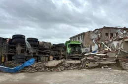 Tornado deixa mortos na China e lança caminhões pelos ares