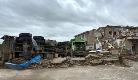Homem é arremessado do 12º andar durante tornado na China que matou 11 pessoase lança caminhões